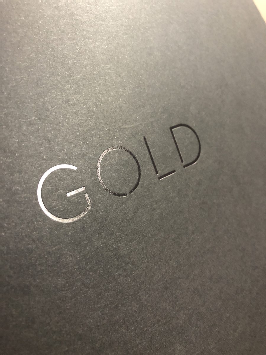 Heißfolienprägung Gold auf dunklem Feinstpapier