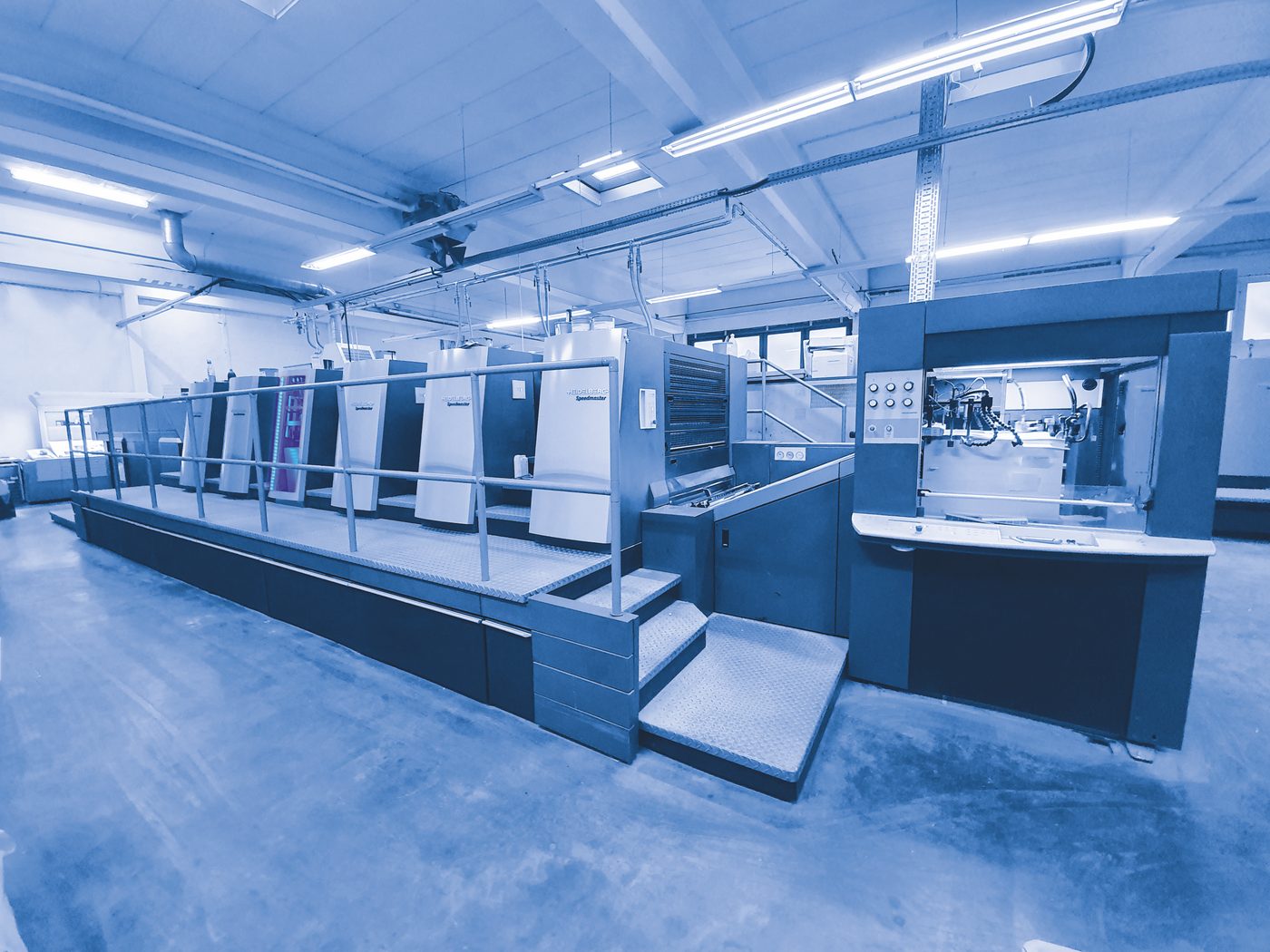 Heidelberg-Bogenoffsetmaschine in der Produktionshalle